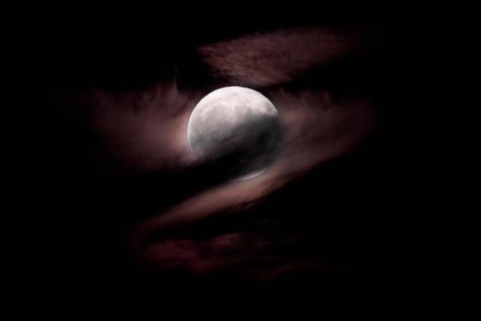 La luna tiene 4,500 millones de años de historia. La luna tiene 4,500 millones de años de historia.