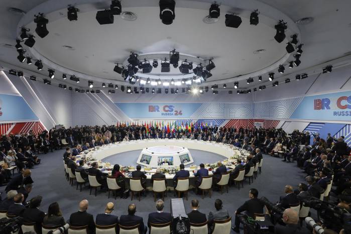 Funcionarios asisten a una sesión plenaria en el formato de alcance/Brics Plus en la cumbre de Brics en Kazán, Rusia, el 24 de octubre de 2024. La cumbre se lleva a cabo del 22 al 24 de octubre. Funcionarios asisten a una sesión plenaria en el formato de alcance/Brics Plus en la cumbre de Brics en Kazán, Rusia, el 24 de octubre de 2024. La cumbre se lleva a cabo del 22 al 24 de octubre.
