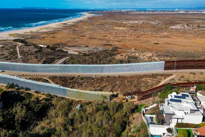 Fotografía aérea del muro fronterizo entre México y Estados Unidos. Fotografía aérea del muro fronterizo entre México y Estados Unidos.