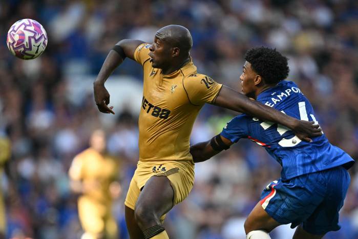El defensa inglés del Chelsea, Josh-Kofi Acheampong (D), compite con el delantero francés del Crystal Palace, Jean-Philippe Mateta (I) durante el partido de la Premier League inglesa. El defensa inglés del Chelsea, Josh-Kofi Acheampong (D), compite con el delantero francés del Crystal Palace, Jean-Philippe Mateta (I) durante el partido de la Premier League inglesa.