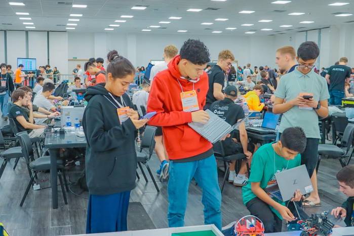 Estudiantes aplican lo aprendido para programar un robot. Estudiantes aplican lo aprendido para programar un robot.
