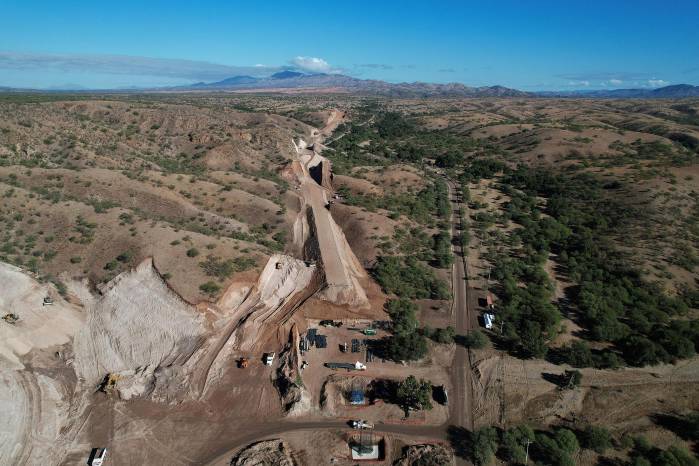 Vista panorámica de la construcción del llamado ‘tren fantasma’ que cruzará desde Sonora (México) hacia Arizona (Estados Unidos), a través de áreas protegidas. Vista panorámica de la construcción del llamado ‘tren fantasma’ que cruzará desde Sonora (México) hacia Arizona (Estados Unidos), a través de áreas protegidas.