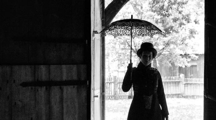 Imagen ilustrativa de una mujer vestida como Mary Poppins.