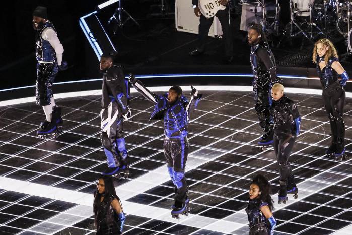 Usher (c) se presenta durante el espectáculo de medio tiempo del Super Bowl LVIII entre los Kansas City Chiefs y los San Francisco 49ers en el Allegiant Stadium, en Las Vegas, Nevada (EE.UU.), este 11 de febrero de 2024. Usher (c) se presenta durante el espectáculo de medio tiempo del Super Bowl LVIII entre los Kansas City Chiefs y los San Francisco 49ers en el Allegiant Stadium, en Las Vegas, Nevada (EE.UU.), este 11 de febrero de 2024.