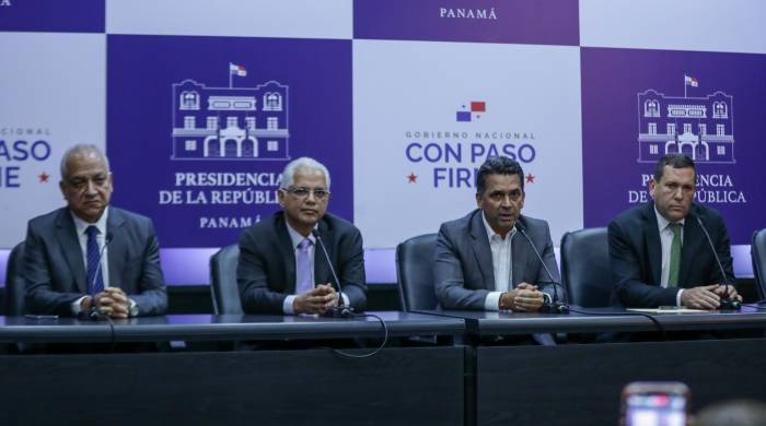 Miembros de los diferentes partidos políticos en la conferencia de prensa. Miembros de los diferentes partidos políticos en la conferencia de prensa.