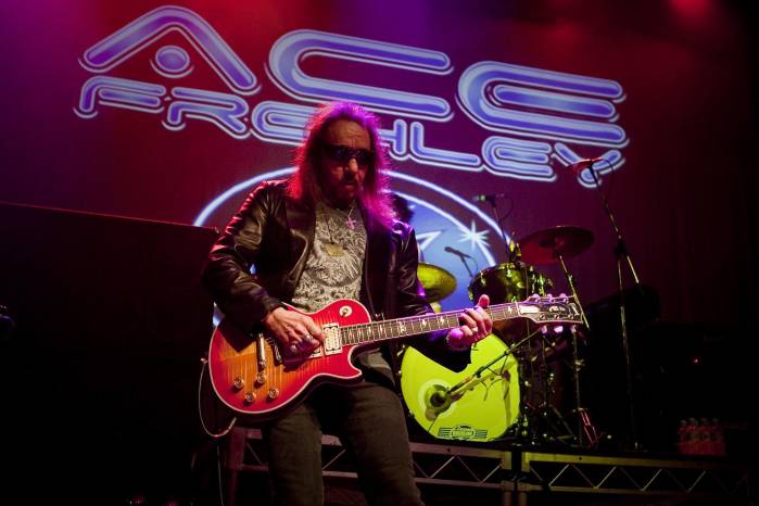 Foto de archivo del exguitarrista de la banda estadounidense de rock KISS Ace Frehley. EFE/TONY MCDONOUGH Foto de archivo del exguitarrista de la banda estadounidense de rock KISS Ace Frehley. EFE/TONY MCDONOUGH