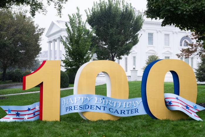 Un cartel en el jardín norte de la Casa Blanca desea un “Feliz cumpleaños” al expresidente estadounidense Jimmy Carter cuando cumpla 100 años, en Washington, DC, el 1 de octubre de 2024. Un cartel en el jardín norte de la Casa Blanca desea un “Feliz cumpleaños” al expresidente estadounidense Jimmy Carter cuando cumpla 100 años, en Washington, DC, el 1 de octubre de 2024.