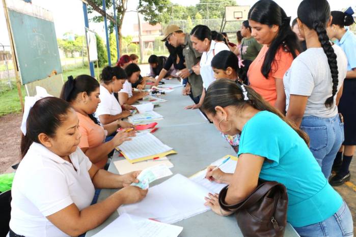 Estudiantes de primaria, media y premedia cobran el beneficio del Pase-U a nivel nacional. Estudiantes de primaria, media y premedia cobran el beneficio del Pase-U a nivel nacional.