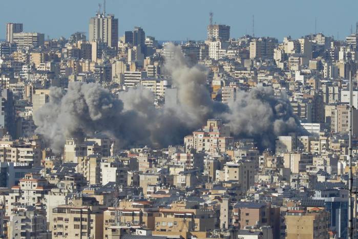 El humo se eleva después de un ataque israelí en el distrito de Dahieh en Beirut, Líbano, el 22 de octubre de 2024. Al menos 13 personas murieron después de un ataque aéreo israelí cerca del hospital público más grande del Líbano, en el sur de Beirut, dijo el Ministerio de Salud libanés. Según este último, más de 2.400 personas han muerto y más de 11.600 han resultado heridas en el Líbano desde el inicio de las recientes escaladas de hostilidades. El humo se eleva después de un ataque israelí en el distrito de Dahieh en Beirut, Líbano, el 22 de octubre de 2024. Al menos 13 personas murieron después de un ataque aéreo israelí cerca del hospital público más grande del Líbano, en el sur de Beirut, dijo el Ministerio de Salud libanés. Según este último, más de 2.400 personas han muerto y más de 11.600 han resultado heridas en el Líbano desde el inicio de las recientes escaladas de hostilidades.