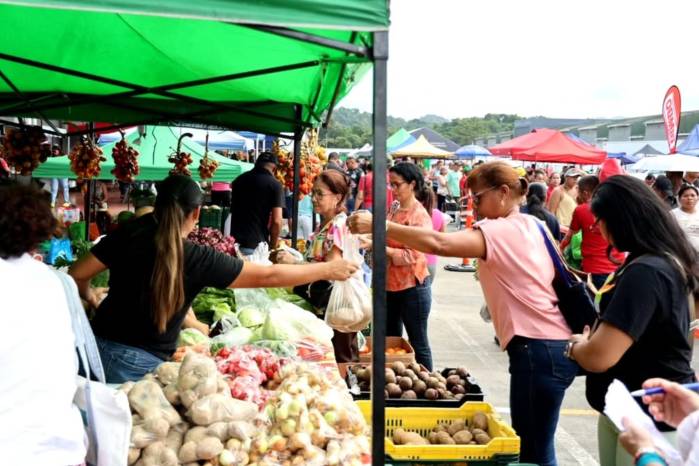 Merca Panamá es la principal central de abastos del país, donde productores nacionales comercializan frutas, vegetales, raíces y tubérculos frescos. Merca Panamá es la principal central de abastos del país, donde productores nacionales comercializan frutas, vegetales, raíces y tubérculos frescos.