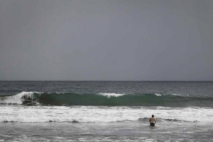 Un hombre se baña en el mar en playa Jacó, en el pacífico central, a 130 kms de San José (Costa Rica). Un hombre se baña en el mar en playa Jacó, en el pacífico central, a 130 kms de San José (Costa Rica).