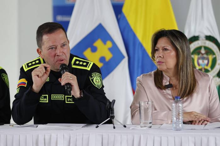 El director general de la Policía, Carlos Fernando Triana (i), habla junto a la fiscal general de Colombia, Luz Adriana Camargo, durante una rueda de prensa este lunes, en Bogotá (Colombia). Camargo aseguró que la investigación por el atentado contra el senador Miguel Uribe Turbay apunta a un grupo criminal organizado. El director general de la Policía, Carlos Fernando Triana (i), habla junto a la fiscal general de Colombia, Luz Adriana Camargo, durante una rueda de prensa este lunes, en Bogotá (Colombia). Camargo aseguró que la investigación por el atentado contra el senador Miguel Uribe Turbay apunta a un grupo criminal organizado.
