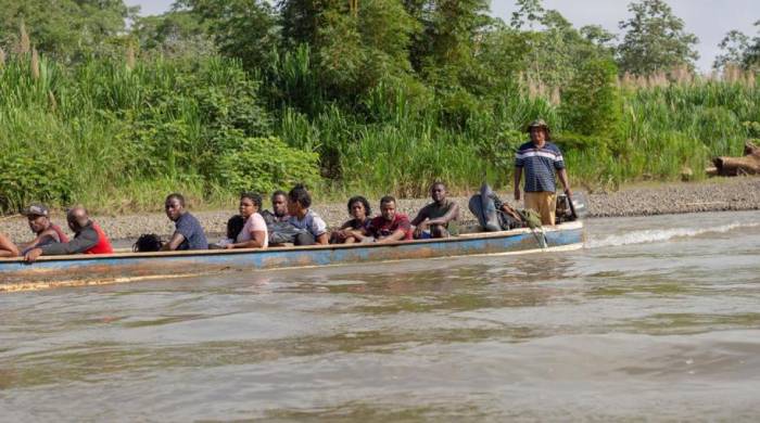 Desde Bajo Chiquito a las estaciones temporales de migrantes se viaja en piragua, a través del río Tuira.