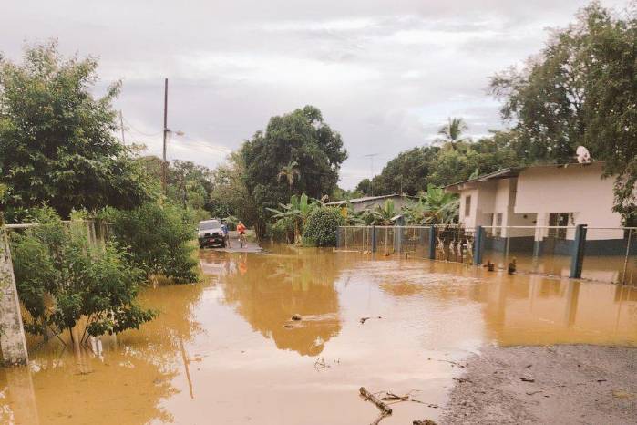 Desbordamiento del río en el distrito de Tonosí, sector de Pueblo Nuevo. Desbordamiento del río en el distrito de Tonosí, sector de Pueblo Nuevo.