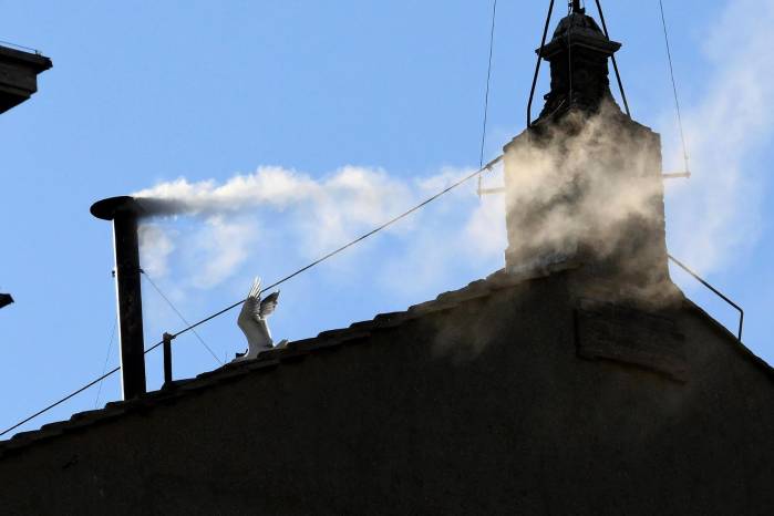 El humo blanco sale de la chimenea de la Capilla Sixtina, donde se celebra el cónclave para la elección del nuevo papa. El humo blanco sale de la chimenea de la Capilla Sixtina, donde se celebra el cónclave para la elección del nuevo papa.