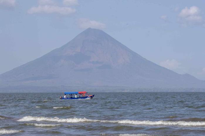 Una embarcación de turistas navega en el lago cocibolca frente al volcán concepción de la isla de Ometepe este jueves, en la ciudad de Rivas, Nicaragua. Una embarcación de turistas navega en el lago cocibolca frente al volcán concepción de la isla de Ometepe este jueves, en la ciudad de Rivas, Nicaragua.
