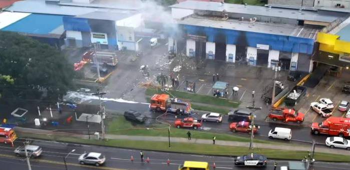 Bomberos y autoridades se encuentran en la zona de incendio que se generó en calle 14 de Río Abajo. Bomberos y autoridades se encuentran en la zona de incendio que se generó en calle 14 de Río Abajo.