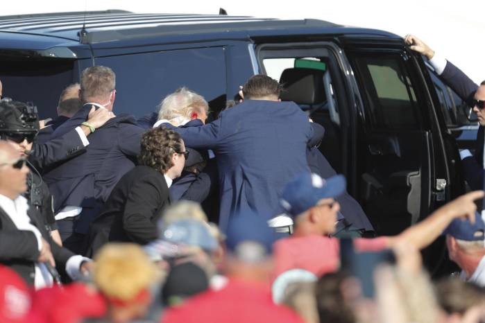 El expresidente de EE.UU., Donald Trump, es evacuado del mitin en Butler, Pensilvania. El expresidente de EE.UU., Donald Trump, es evacuado del mitin en Butler, Pensilvania.