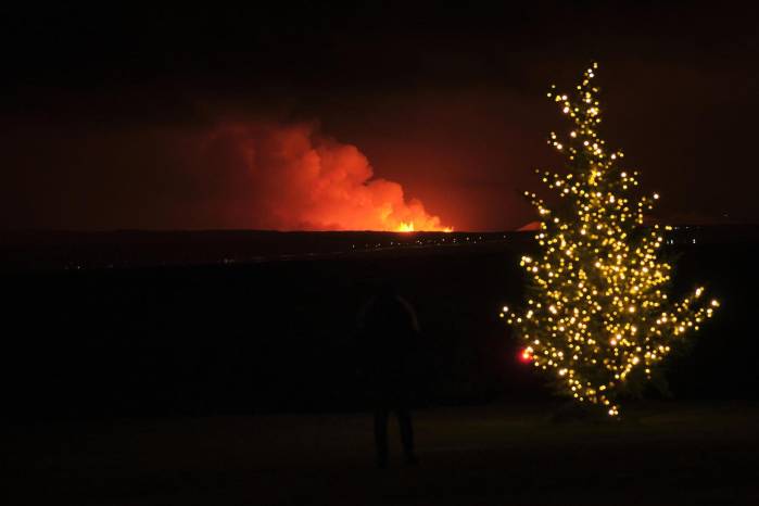 Un árbol de Navidad luce mientras un volcán situado al suroeste de la capital de Islandia, Reikiavik, entra en erupción la madrugada del 19 de diciembre a unos 4 kilómetros al noreste de Grindavík. Un árbol de Navidad luce mientras un volcán situado al suroeste de la capital de Islandia, Reikiavik, entra en erupción la madrugada del 19 de diciembre a unos 4 kilómetros al noreste de Grindavík.
