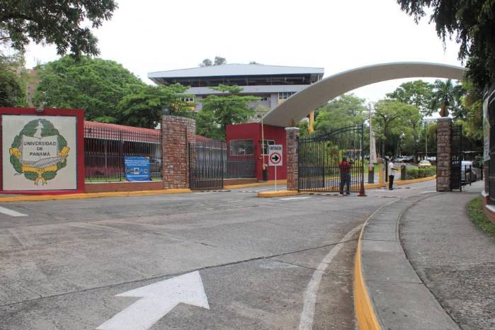 Flores insistió en su mensaje de bienvenida en la protección de la soberanía panameña por parte de la Universidad de Panamá. Flores insistió en su mensaje de bienvenida en la protección de la soberanía panameña por parte de la Universidad de Panamá.