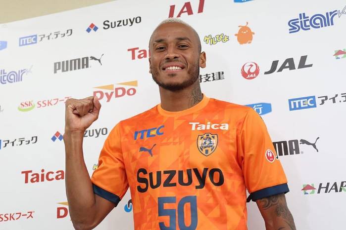 Alfredo Stephens con la nueva camiseta. Alfredo Stephens con la nueva camiseta.