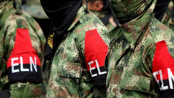 Imagen de archivo de guerrilleros formados, vestidos con uniforme militar y brazaletes del ELN. Imagen de archivo de guerrilleros formados, vestidos con uniforme militar y brazaletes del ELN.