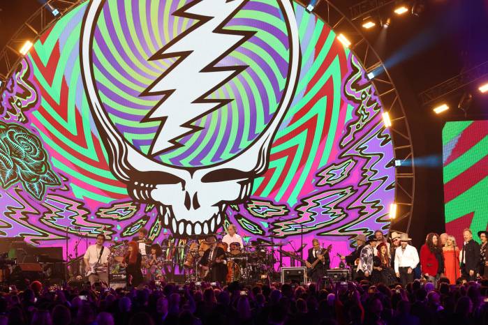 Las cantautoras Wynona Judd, Nora Jones, amigos y otros artistas se unen a la banda de rock estadounidense Dead & Company en el escenario durante la gala benéfica Persona del Año 2025 de MusiCares en el Centro de Convenciones de Los Ángeles. Las cantautoras Wynona Judd, Nora Jones, amigos y otros artistas se unen a la banda de rock estadounidense Dead & Company en el escenario durante la gala benéfica Persona del Año 2025 de MusiCares en el Centro de Convenciones de Los Ángeles.