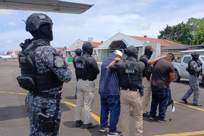 Momento de la llegada de Francisco Smith y otro dirigente bananero al aeropuerto de Albrook para su traslado a la Nueva Joya. Momento de la llegada de Francisco Smith y otro dirigente bananero al aeropuerto de Albrook para su traslado a la Nueva Joya.