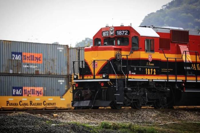 El ferrocarril une las áreas de Balboa y Colón con trenes que operan continuamente entre las terminales intermodales del Atlántico y el Pacífico. El ferrocarril une las áreas de Balboa y Colón con trenes que operan continuamente entre las terminales intermodales del Atlántico y el Pacífico.