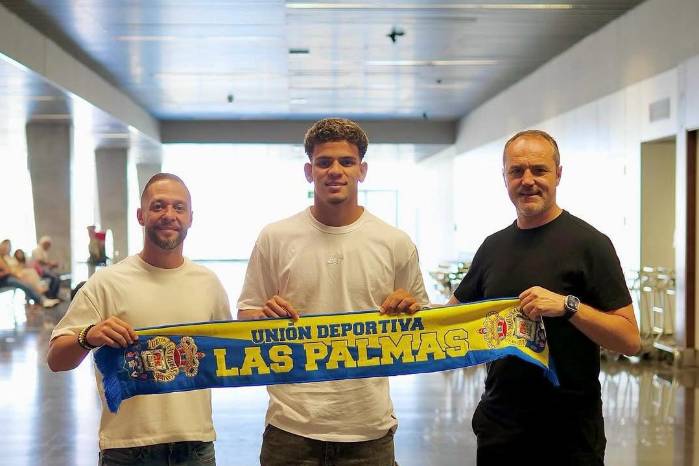 Edward Cedeño (c.) en su arribo a España para firmar con el UD Las Palmas. Edward Cedeño (c.) en su arribo a España para firmar con el UD Las Palmas.