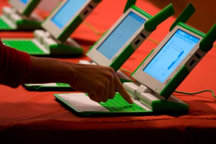 Las computadoras deberán ser entregadas durante el primer trimestre del año escolar. Las computadoras deberán ser entregadas durante el primer trimestre del año escolar.
