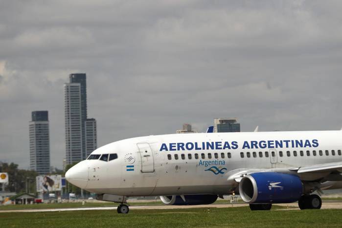Fotografía de archivo fechada el 9 de octubre de 2017 de un avión de Aerolíneas Argentinas en el Aeroparque Internacional Jorge Newbery, en Buenos Aires. Fotografía de archivo fechada el 9 de octubre de 2017 de un avión de Aerolíneas Argentinas en el Aeroparque Internacional Jorge Newbery, en Buenos Aires.