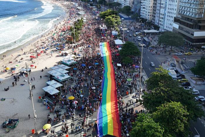 Fotografía tomada con drone del 'Desfile del Orgullo LGBTIQ+' este domingo en playa de Copacabana, Río de Janeiro. Fotografía tomada con drone del 'Desfile del Orgullo LGBTIQ+' este domingo en playa de Copacabana, Río de Janeiro.