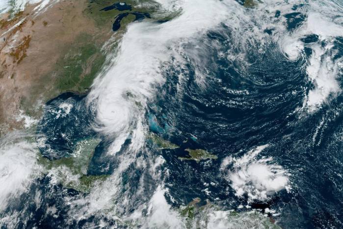 Fotografía donde se muestra la localización del huracán Helene (c) en el Golfo de México, y la tormenta tropical Isaac (d) en el Atlántico norte. Fotografía donde se muestra la localización del huracán Helene (c) en el Golfo de México, y la tormenta tropical Isaac (d) en el Atlántico norte.