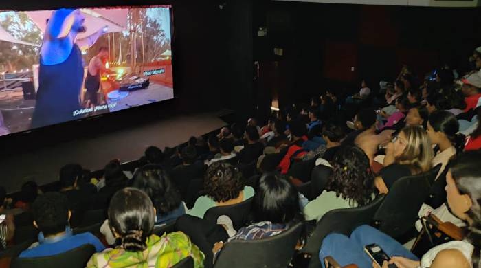 Bardov agradeció a la Facultad de Comunicación Social y los estudiantes que llenaron la sala de cine para ver el documental. Bardov agradeció a la Facultad de Comunicación Social y los estudiantes que llenaron la sala de cine para ver el documental.