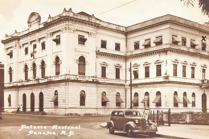 Es notable el rápido deterioro del edificio reflejado en esta imagen de los años cuarenta. Se le añadieron metros cuadrados en la parte superior y se elimina la bóveda, perdiendo la gracia y proporciones del proyecto original. Durante los años setenta se construye sobre la playa y la muralla colonial un edificio de estacionamientos que desconfiguró la relación del edificio con el mar y la presencia del objeto histórico. Es notable el rápido deterioro del edificio reflejado en esta imagen de los años cuarenta. Se le añadieron metros cuadrados en la parte superior y se elimina la bóveda, perdiendo la gracia y proporciones del proyecto original. Durante los años setenta se construye sobre la playa y la muralla colonial un edificio de estacionamientos que desconfiguró la relación del edificio con el mar y la presencia del objeto histórico.