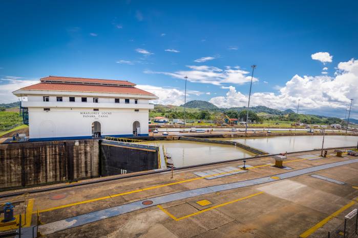 El Canal de Panamá pasó a manos panameñas el 31 de diciembre de 1999. El Canal de Panamá pasó a manos panameñas el 31 de diciembre de 1999.