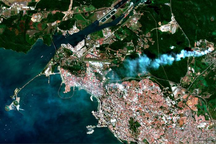 En este imagen del satélite Sentinel -2 de la tarde del 19 de enero de 2024 se observa la columna de humo provocada por el incendio de Cerro Patacón, y como, empujada por los vientos corre de norte a sur desde el sitio del incendio hasta las islas en la calzada de Amador, afectando directamente a más de 87 mil personas. En este imagen del satélite Sentinel -2 de la tarde del 19 de enero de 2024 se observa la columna de humo provocada por el incendio de Cerro Patacón, y como, empujada por los vientos corre de norte a sur desde el sitio del incendio hasta las islas en la calzada de Amador, afectando directamente a más de 87 mil personas.