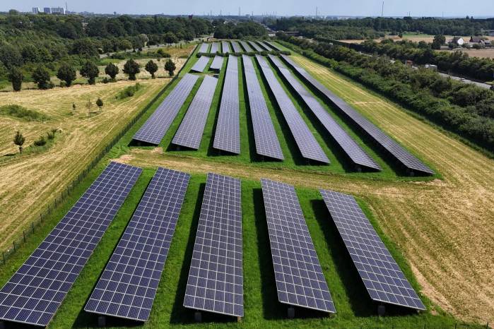 La abundancia de energía solar en 2024, por ejemplo, contribuyó en hacer bajar los precios . La abundancia de energía solar en 2024, por ejemplo, contribuyó en hacer bajar los precios .