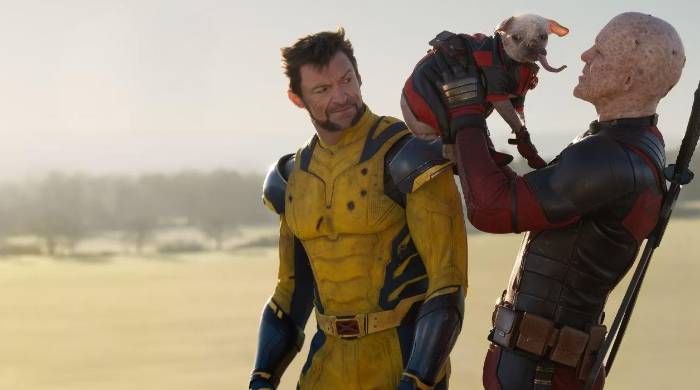 Con suficientes cameos de Marvel para llenar un catálogo, Deadpool se da gusto con chistes y bromas de categoría ‘R’. Con suficientes cameos de Marvel para llenar un catálogo, Deadpool se da gusto con chistes y bromas de categoría ‘R’.