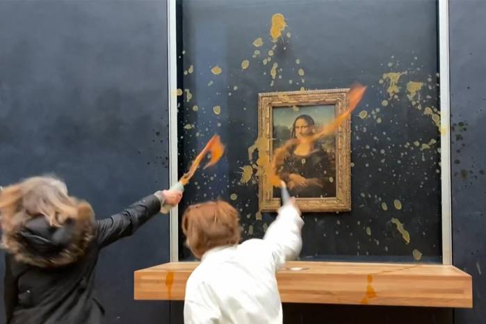Dos activistas ambientales del colectivo denominado “Riposte Alimentaire” (Represalia por alimentos) arrojando sopa a la pintura “Mona Lisa” (La Joconde) de Leonardo Da Vinci, en el museo del Louvre en París, el 28 de enero de 2024 Dos activistas ambientales del colectivo denominado “Riposte Alimentaire” (Represalia por alimentos) arrojando sopa a la pintura “Mona Lisa” (La Joconde) de Leonardo Da Vinci, en el museo del Louvre en París, el 28 de enero de 2024