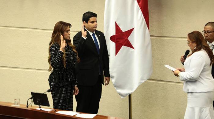 El nuevo secretario general de la Asamblea Nacional, Carlos Alvarado, junto a la subsercretaria Fátima Agrazal. El nuevo secretario general de la Asamblea Nacional, Carlos Alvarado, junto a la subsercretaria Fátima Agrazal.