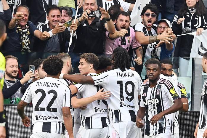 Los jugadores del Juventus celebran un gol durante el partido de la Serie A que han jugado Juventus FC e Inter de Milán. Los jugadores del Juventus celebran un gol durante el partido de la Serie A que han jugado Juventus FC e Inter de Milán.