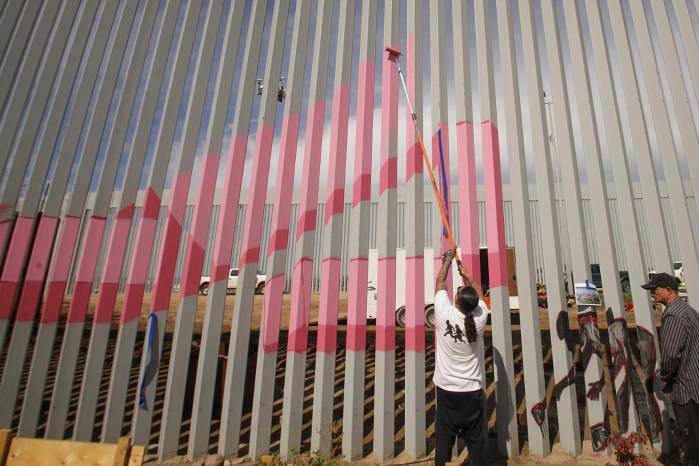 Artistas pintan con colores el nuevo muro instalado en la frontera con Estados Unidos. Artistas pintan con colores el nuevo muro instalado en la frontera con Estados Unidos.