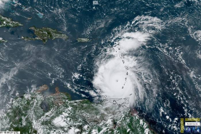 Captura de una imagen satelital de la Subdivisión de Meteorología Regional y de Mesoescala y del Instituto Cooperativo para la Investigación Atmosférica de la Universidad Estatal de Colorado donde se muestra una vista del ojo del huracán Beryl durante su paso por el Caribe. Captura de una imagen satelital de la Subdivisión de Meteorología Regional y de Mesoescala y del Instituto Cooperativo para la Investigación Atmosférica de la Universidad Estatal de Colorado donde se muestra una vista del ojo del huracán Beryl durante su paso por el Caribe.