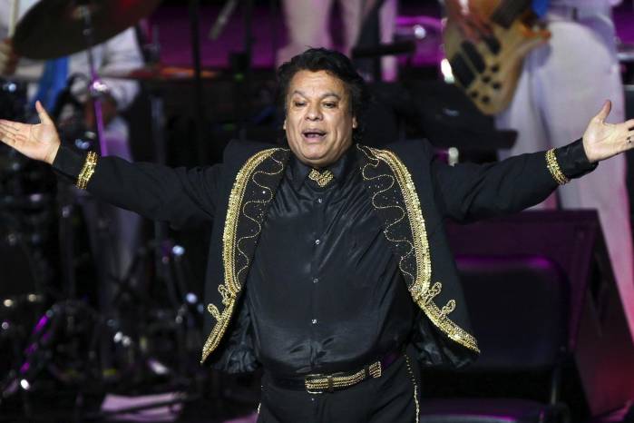 Fotografía de archivo del cantante mexicano Juan Gabriel durante un concierto en el Auditorio Telmex de Guadalajara (México). Fotografía de archivo del cantante mexicano Juan Gabriel durante un concierto en el Auditorio Telmex de Guadalajara (México).