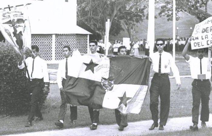 El autor fue parte de la generación de 1964 del Instituto Nacional, que gestaron los hechos del 9, 10 y 11 de enero. El autor fue parte de la generación de 1964 del Instituto Nacional, que gestaron los hechos del 9, 10 y 11 de enero.