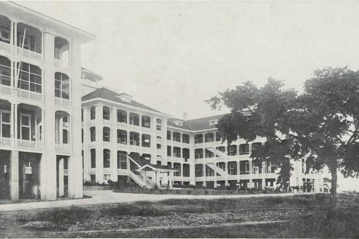 Construido por orden fechada en 1905 por John Stevens, ingeniero jefe del Canal. El hotel debía ser construido “en Ancón, como un hotel que debe tener habitaciones para huéspedes transeúntes (...) en lo que se conoce como la Colina Tivoli. Construido por orden fechada en 1905 por John Stevens, ingeniero jefe del Canal. El hotel debía ser construido “en Ancón, como un hotel que debe tener habitaciones para huéspedes transeúntes (...) en lo que se conoce como la Colina Tivoli.