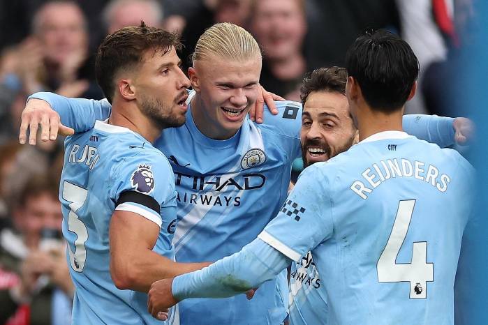 El jugador del Manchester City Erling Haaland (centro) celebra el 3-0 durante el partido contra el Manchester United. El jugador del Manchester City Erling Haaland (centro) celebra el 3-0 durante el partido contra el Manchester United.