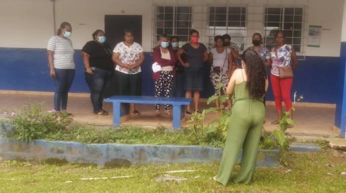 Sharon Pringle Félix, directora de épiCA junto a las estudiantes. Sharon Pringle Félix, directora de épiCA junto a las estudiantes.